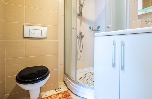 Harbiye Apartment | Compact Flat w French Balcony 6 min to Taksim Sq