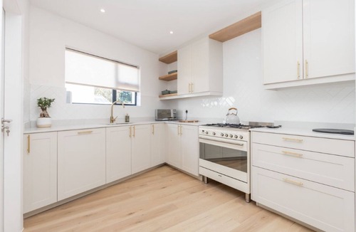 Constantia House | Constantia 4 Bedroom Beautifully Furnished Thatched House