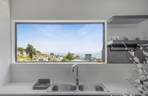 Schotsche Kloof Apartment | Contemporary 3-Bedroom in Bo-Kaap | Views and Pool