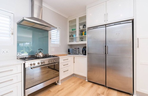 Claremont House | Contemporary 4-Bedroom Oasis