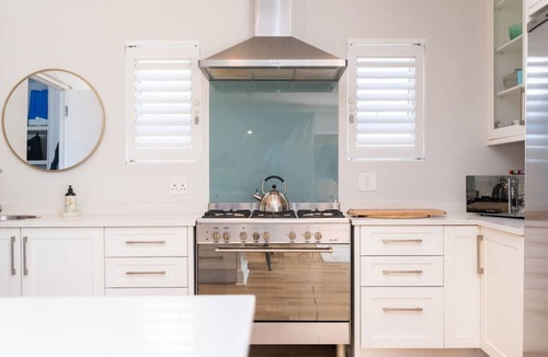 Claremont House | Contemporary 4-Bedroom Oasis