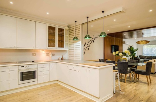 Mouille Point Apartment | Contemporary Apartment close to the Radisson (Majolica)