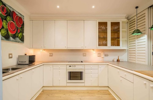 Mouille Point Apartment | Contemporary Apartment close to the Radisson (Majolica)