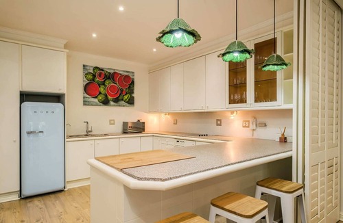 Mouille Point Apartment | Contemporary Apartment close to the Radisson (Majolica)