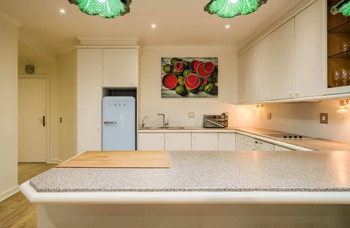 Mouille Point Apartment | Contemporary Apartment close to the Radisson (Majolica)