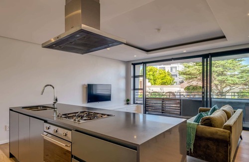 Three Anchor Bay Apartment | Conveniently Located Apartment in Green Point (C on S)