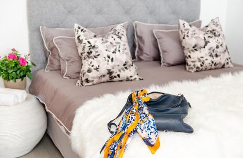 Hillhead Apartment | Coral Point Studio 107