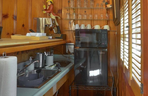 Shepherd Canyon House | Cosy 1950 newly restored home in the woods