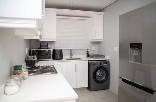 Durban North Cottage | Cosy 2 bedroom Private CottagenSalt water pool, pool table, DSTV