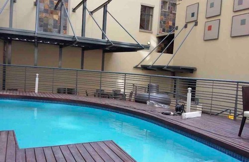 Downtown Johannesburg Apartment | Cosy and Central FREE Parking & 24hrs Security