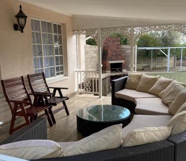 Benoni Apartment | Cosy Room steps from the lake