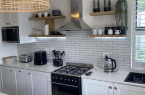 Constantia Cottage | Cottage with beautiful Mountain Views and a pool