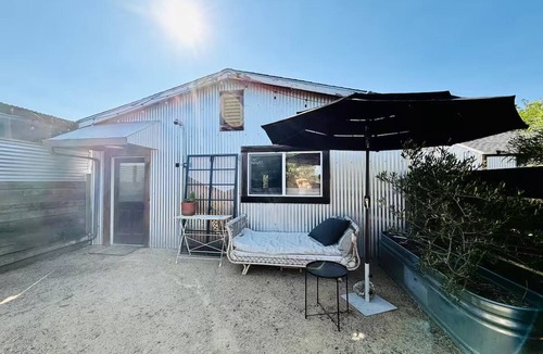 Geyserville Cottage | Country Carriage House in Downtown Geyserville, Vineyard Views