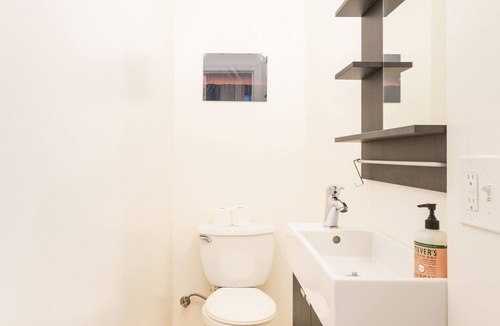 Berkeley Condo | Couples Condo Above Memorial Stadium