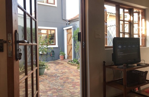 Muizenberg Cottage | Courtyard Cottage Muizenberg; Cosy Studio Apartment