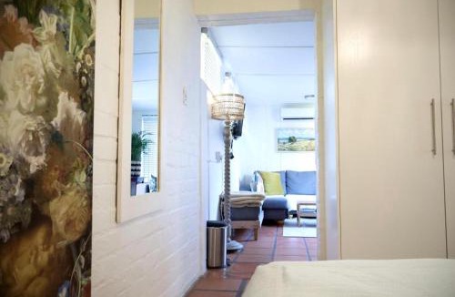 Stellenbosch Apartment | Courtyard Studio lights and wi fi during load shedding