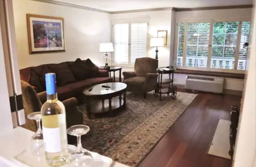 Cow Hollow Hotel | Cow Hollow Inn & Suites