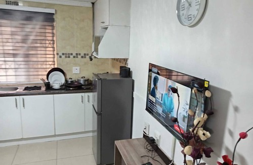 Greater Johannesburg Metropolitan Area Apartment | Cozy 1-bedroom apartment in beautiful Johannesburg South with WiFi, AC
