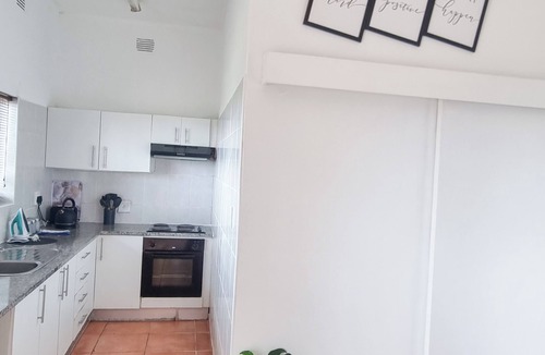 Margate Apartment | Cozy 2-bedroom apartment in tranquil Margate with WiFi