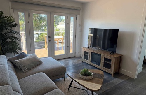 Parkside House | Cozy 2-Bedroom Guesthouse with Private Patio