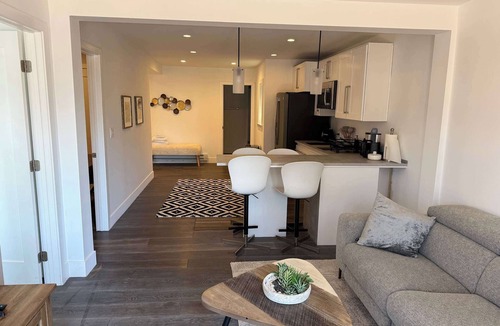 Parkside House | Cozy 2-Bedroom Guesthouse with Private Patio