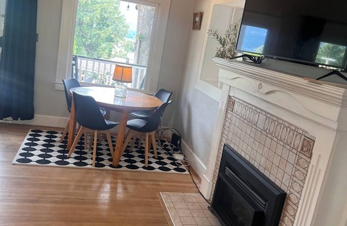 Stevenson House | Cozy 2-bedroom house with the Columbia View that will take your breath away.