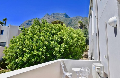 Cape Town City Centre Apartment | Cozy 2 Bedroom Nestled Under Devils Peak