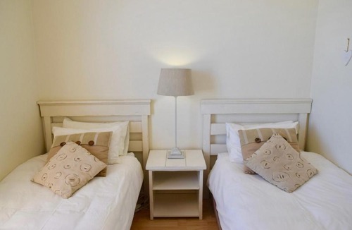 Cape Town City Centre Apartment | Cozy 2 Bedroom Nestled Under Devils Peak