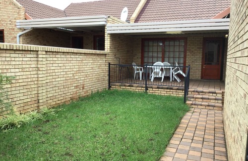 Bloemfontein House | Cozy 2BR 2BR Townhouse Netflix Private Parking Great Location!