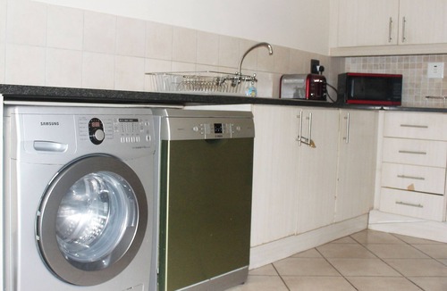 Greater Johannesburg Metropolitan Area Apartment | Cozy 3 Bed Duplex ,sleeps 6 With Double Bathroom
