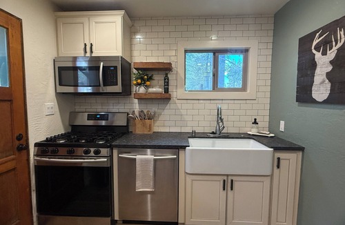 Sierra Tract Cabin | Cozy 3 bedroom cabin in the pines!