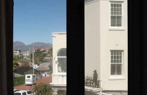Kalk Bay Apartment | Cozy and luxurious apartment overlooking the Kalk bay Harbour.