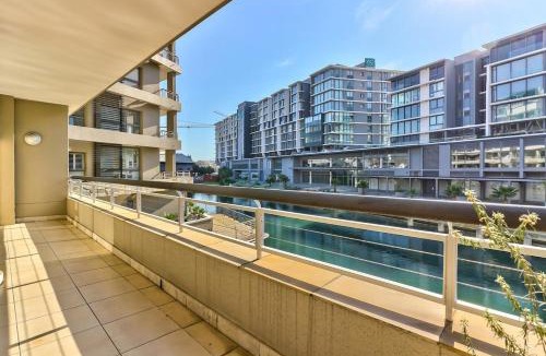 Victoria and Alfred Waterfront Apartment | Cozy Apartment, WiFi, Centrally Located