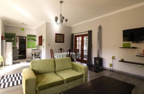 Eastcliff Apartment | Cozy Apartment with Garden View