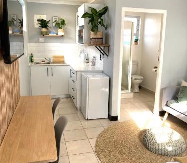 Redhill Apartment | Cozy Beachside Studio Apartment on Surfers Corner