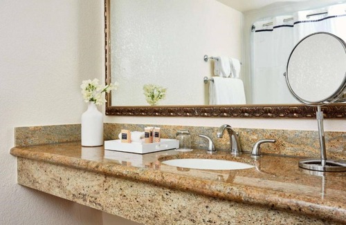 Jack London District House | Cozy Boutique Room Nestled in Oakland's Jack London Square !