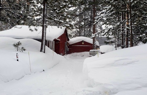 Lakeside Park Cabin | Cozy Cabin in the heart of South Tahoe - Walk to the gondola, beach and casinos!