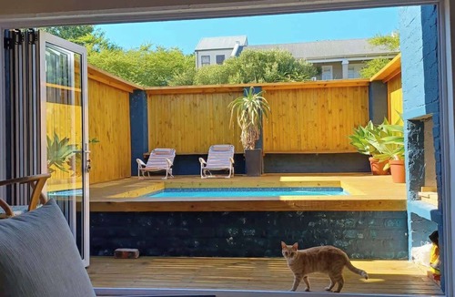 Fish Hoek Apartment | Cozy Couples’ Escape w/pool, bbq & Fireplace