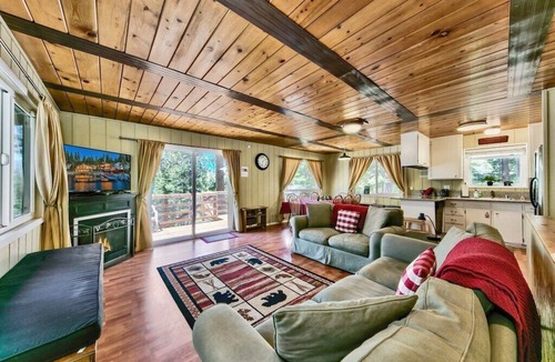Country Club Estates Cabin | Cozy Forest Getaway | Foosball Fun + A/C Comfort