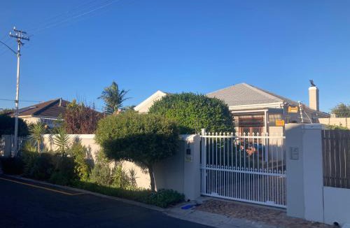 Claremont Apartment | Cozy garden Guest Suite in charming Claremont