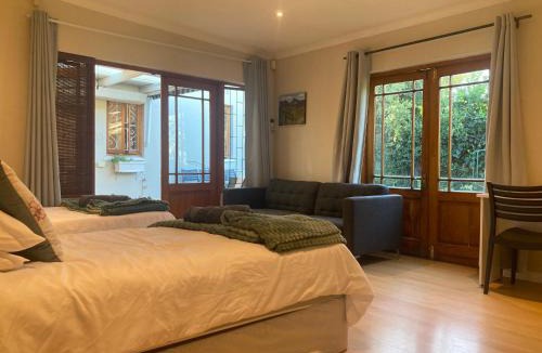 Claremont Apartment | Cozy garden Guest Suite in charming Claremont