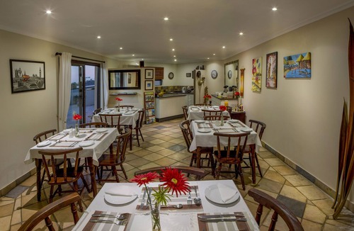 Humewood Bed & Breakfast | Cozy guest room with double bed, sofa bed and kitchen, near Port Elizabeth