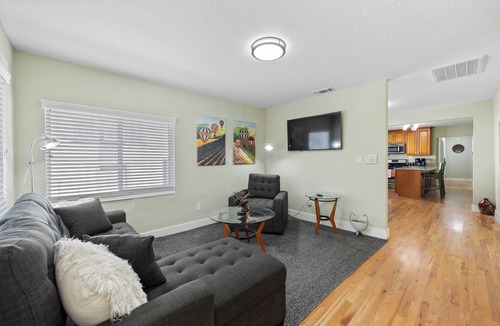 North Oak Park House | Cozy Home - 7 Min. Walk to UC Davis Medical Ctr. Sacramento, EV- Charger Leve2