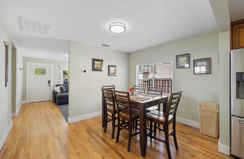 North Oak Park House | Cozy Home - 7 Min. Walk to UC Davis Medical Ctr. Sacramento, EV- Charger Leve2