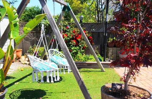 Alameda House | Cozy Island Retreat: 3 BR & Garden Yard - 10 minutes from everywhere!
