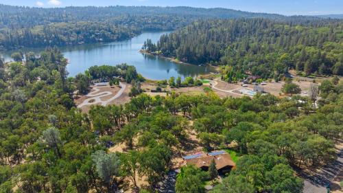 Auburn Ski Chalet | Cozy Lake View 4Bd 2,5Br Retreat in 5 Acres, Hot Tub and more