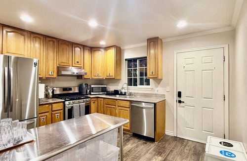 West Oakland House | Cozy Luxury 4bed townhomes in Oakland close to SF and Berkeley.