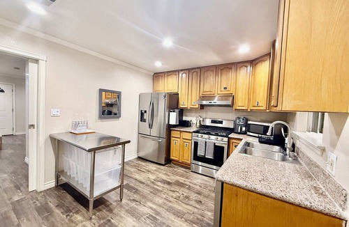 West Oakland House | Cozy Luxury 4bed townhomes in Oakland close to SF and Berkeley.