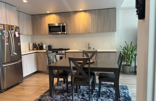 Downtown Oakland Apartment | Cozy luxury high rise apartment in heart of downtown Oakland, 1 bedroom + office