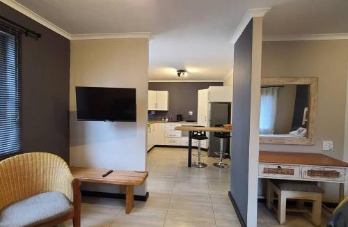 Somerset East Apartment | Cozy Modern Private Apartment